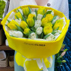 Окутывая солнцем - букет из желтых и белых тюльпанов 2
